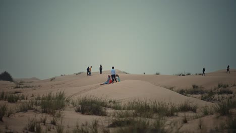 Residentes-Paseando-Por-Las-Dunas-De-Arena-Del-Desierto-De-Al-Qudra-En-Dubai.