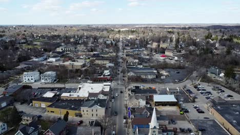 Paso-Elevado-Aéreo-En-El-Centro-De-Cedarburg,-Wisconsin.