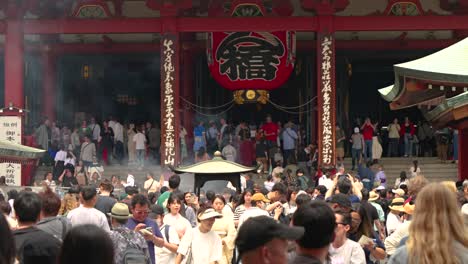 Crowds-of-people-gathered-at-Senso-ji-Shrine-in-Tokyo,-Japan