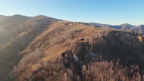 Vista-Aérea-De-Un-Hermoso-Paisaje-Montañoso-A-Finales-De-Otoño-En-La-Hora-Dorada