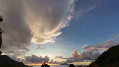 Wunderschöner-Goldener-Sonnenuntergang-Im-Zeitraffer-über-Dem-Strand-Von-Beau-Vallon,-Mahé,-Seychellen,-4k,-30 fps