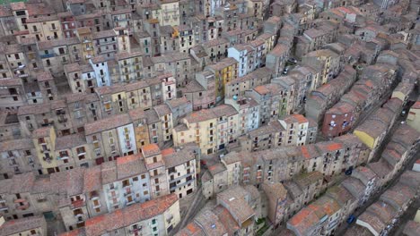 Vista-Aérea-A-Vista-De-Pájaro-Sobre-Gangi,-Uno-De-Los-Pueblos-Más-Bellos-De-Italia.