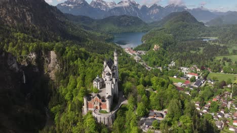 Antena-De-La-Grandeza-Del-Castillo-De-Neuschwanstein-En-Schwangau,-Alemania