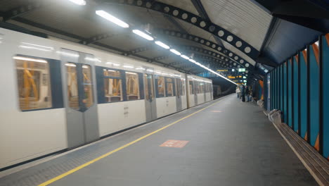 Train-in-oslo-arrives-and-people-walk-in-and-out-to-take-the-train