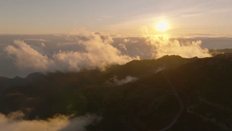 Drohnenflug-über-Die-Berge-Bei-Sonnenuntergang-Auf-Madeira,-Portugal