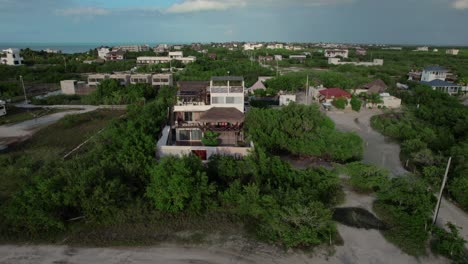 Schwenk-Des-Hotels-Atenea-Holbox-In-Spanien-Mit-Grüner-Landschaft-Im-Hintergrund