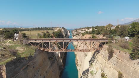 Ferrocarril-En-Las-Empinadas-Paredes-Del-Canal-De-Corinto,-Grecia-Central