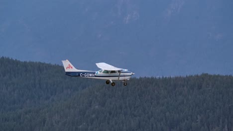 C172-Flugzeug-Im-Flug,-Luft-Luft-Aufnahme,-Bewaldete-Berge-Im-Hintergrund