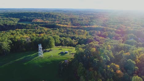 Drohnenumlaufbahn-Gegen-Den-Uhrzeigersinn-Des-Stratham-Fire-Tower-In-Stratham,-NH-Während-Der-Goldenen-Stunde-Im-Frühherbst