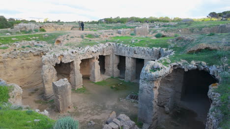 Eine-Umfassendere-Ansicht-Der-Gräber-Der-Könige,-Die-Mehrere-Grabeingänge-Und-In-Den-Fels-Gehauene-Säulen-Zeigt
