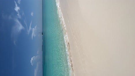 Video-shot-of-the-waves-coming-to-shore