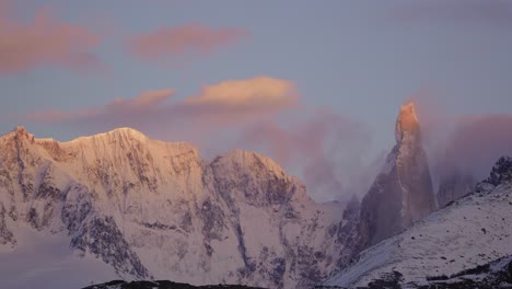 La-Cumbre-De-Torre-Adela-En-La-Patagonia-Argentina-Brilla-Con-Coloridos-Tonos-Rojo-Anaranjado