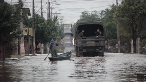 Inundaciones-Repentinas,-Residentes-Urbanos-Navegando-Por-Las-Calles,-Personal-Del-Ejército