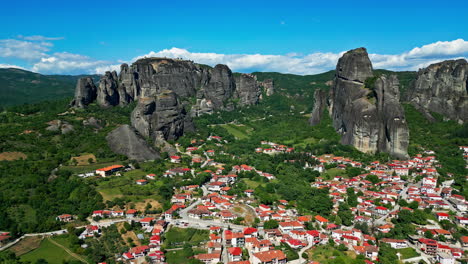 Vista-Aérea-Del-Pueblo-De-Kastraki-Con-Rocas-De-Meteora-En-Trikala,-Tesalia,-Grecia.