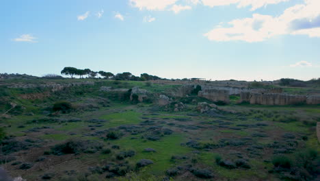 Vista-Panorámica-De-Las-Tumbas-De-Los-Reyes-Con-Las-Extensas-Ruinas-Del-Sitio-Que-Se-Extienden-Bajo-Un-Cielo-Espectacular,-Enfatizando-La-Antigua-Grandeza-Del-Sitio.