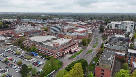 Solihull,-West-Midlands,-Großbritannien,-Aufsteigende-Drohne,-Luftaufnahme-4k