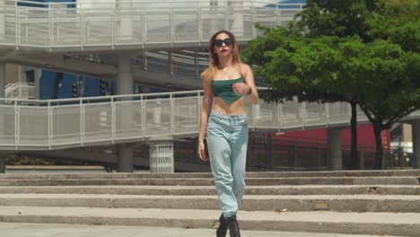 En-Medio-Del-Ajetreo-Y-El-Bullicio-De-Una-Metrópolis-Caribeña,-Una-Chica-Con-Jeans-Y-Botas-Explora,-Con-Altos-Edificios-Dominando-El-Horizonte.