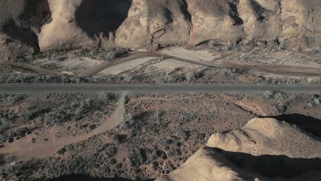 Aerial-view-of-asphalted-road-leading-through-the-desert-in-Utah,-USA