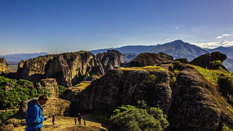 Touristen-Fotografieren-Und-Wandern-Zu-Den-Berühmten-Felssäulen-Von-Meteora,-Griechenland---Zeitraffer