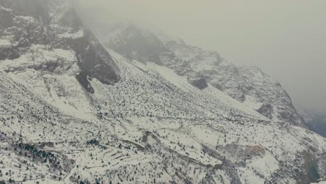 Valle-De-Naltar-Cubierto-De-Nieve-Bajo-Densas-Nubes-En-Gilgit,-Pakistán