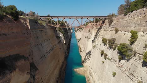 Flug-Durch-Den-Künstlichen-Kanal-Von-Korinth-Mit-Eisenbahnbrücke-In-Griechenland