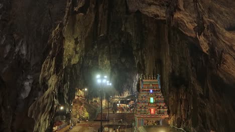 Gente-Dentro-Del-Templo-Hindú-De-La-Cueva-Batu-En-Kuala-Lumpur