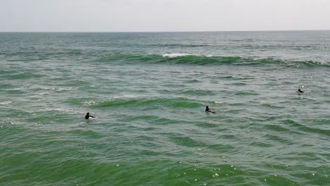 Surfers-On-Seaside-Resort-Town-In-Del-Mar-In-San-Diego-County,-California,-United-States