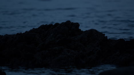 Felsen-Mit-Wasser-Im-Schwachen-Abendlicht