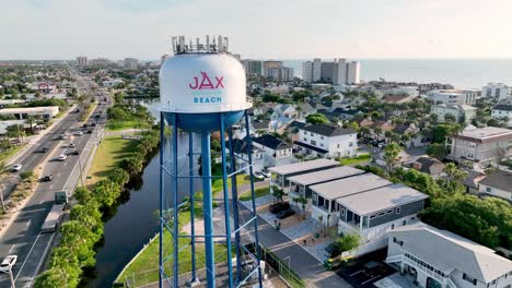 Empuje-Aéreo-Lento-Más-Allá-De-La-Torre-De-Agua-En-La-Playa-De-Jacksonville,-Florida