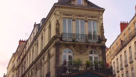 Detalles-Arquitectónicos-De-Edificios-Históricos-En-Nantes,-Francia.