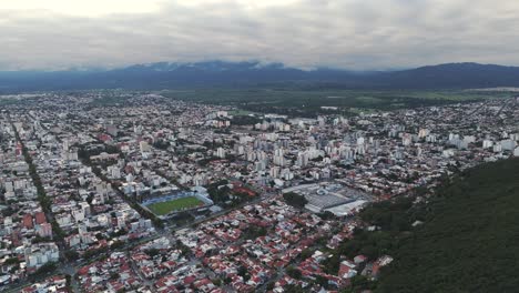 Panorámica-De-Montaña-Y-Estadio-De-Fútbol-Estadio-El-Gigante-Del-Norte-En-La-Ciudad-Capital-De-Salta