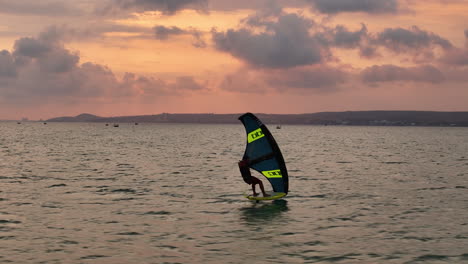 Wing-Foiling:-Auf-Der-Fersenseite-Gegen-Den-Wind-Fahren-Mit-Kontrollierter-Geschwindigkeit-Und-Mittelbalance