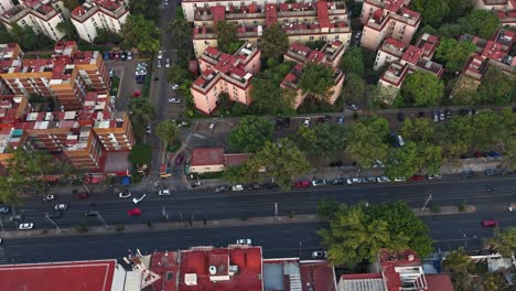 Hyperlapse-over-an-avenue-in-Mexico-City,-housing-units,-and-passing-cars