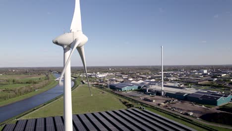 Centro-De-Turbinas-Eólicas-Y-Paneles-Solares-De-Energía-Limpia-En-Los-Países-Bajos-Con-Twentekanaal-En-El-Fondo