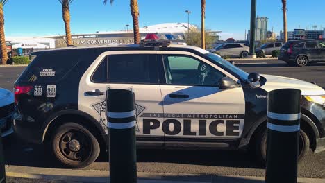 Coche-De-La-Policía-Metropolitana-De-Las-Vegas-Estacionado-En-El-Strip-Con-El-Tráfico-Diario-De-Budy-En-Segundo-Plano.
