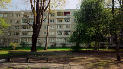 Plaza-Soviética-Urbana-Con-Bancos-De-árboles-Y-Edificio-De-Apartamentos-Con-Fecha-De-La-Ex-URSS