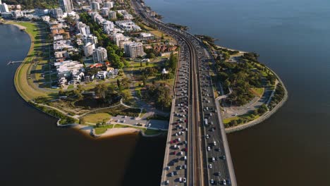 Puente-Estrecho-De-La-Autopista-Y-La-Vía-Férrea-Sobre-El-Río-Swan-En-El-Sur-De-Perth,-Australia-Occidental