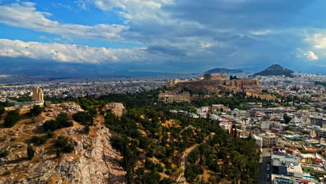 Antena-Del-Horizonte-Del-Paisaje-Urbano-De-Atenas,-Grecia,-Templo-De-La-Acrópolis-Y-Vista-De-La-Ciudad-Desde-La-Colina-De-Philopappos,-Disparo-De-Drones