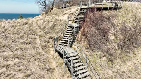 Viejas-Escaleras-Construidas-Al-Lado-De-Las-Dunas.