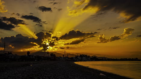 Timelapse-De-Cielo-Dramático-Con-Rayos-De-Sol-Y-Nubes-En-Movimiento-Sobre-La-Playa-En-Grecia