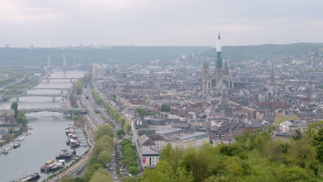 Panorama-Luftaufnahme-Von-Rouen-Mit-Der-Imposanten-Kathedralenarchitektur-In-Der-Normandie,-Nordfrankreich