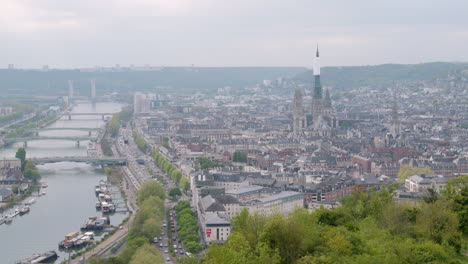 Vista-Aérea-Panorámica-De-Rouen-Con-La-Imponente-Arquitectura-Catedralicia-En-Normandía,-Norte-De-Francia.