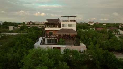 Vista-Aérea-Hacia-Atrás-Del-Hotel-Atenea-Holbox-En-España-Durante-El-Día