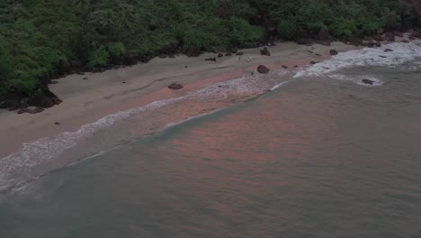 En-El-Momento-Del-Atardecer-Vienen-Olas-De-Agua-Y-Aparece-Gente