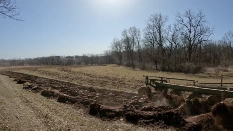 El-Tractor-Y-El-Arado-Pasan-Mientras-Se-Prepara-El-Campo-Para-Plantar-A-Principios-De-La-Primavera.