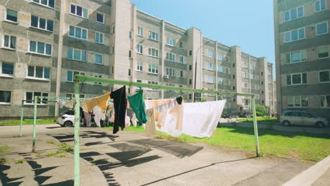 Windbrise-Auf-Klaren-Wäschetüchern-Auf-Osteuropäischen-Platz-Zwischen-Wohnblöcken