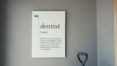 Ein-Kunstwerk-In-Einer-Zahnarztpraxis,-Das-Eine-Einzigartige-Definition-Des-Wortes-„Zahnarzt“-Darstellt