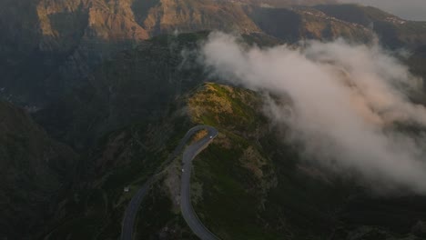 Vuelo-Con-Drones-Sobre-La-Carretera-Con-Curvas-Durante-Una-Puesta-De-Sol-En-Madeira-Portugal