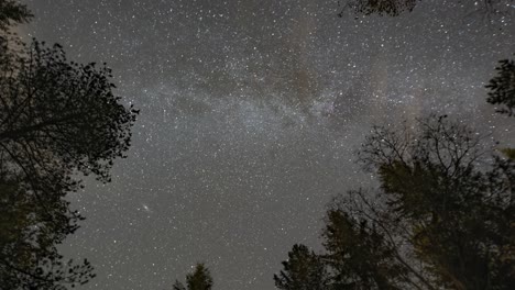 Ein-Zeitraffer-Des-Herrlichen-Nachthimmels-Mit-Milchstraße-Und-Vorbeiziehenden-Wolken