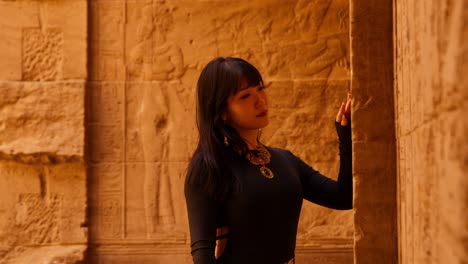 Un-Turista-Parecido-A-Cleopatra-Visita-El-Complejo-Del-Templo-De-Philae-Y-Admira-Los-Jeroglíficos